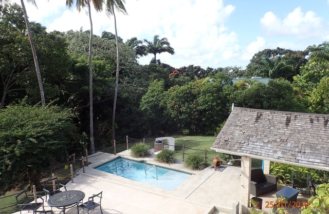 Breezy, hilltop retreat with pool, only 10 minutes from Holetown