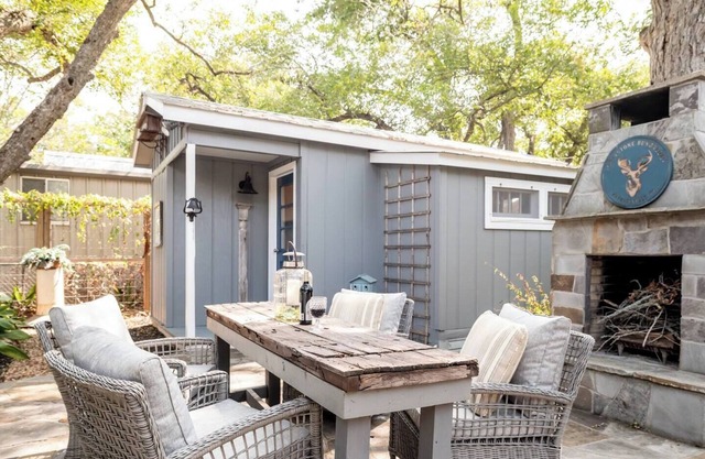 Breezy, Stylish (& Walkable!) Summer Stay at Fayetteville Belle
