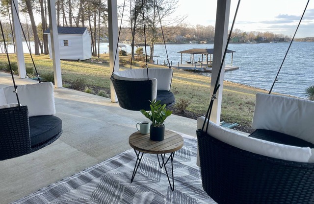 Brenda ✦ Hot Tub ✦ Gentle/Walk Slope to the Lake ✦ Stocked Kitchen ✦ King Beds