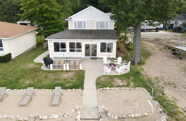 Brenda's Beach House - Sandy beach, gentle sloping lake bottom.