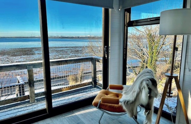 Brent lodge - luxury hill top living by the water