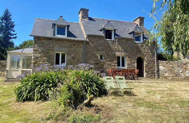Breton family farmhouse 3 to 5 minutes from the sea on foot