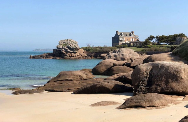 Breton house by the sea with WIFI and parking in Trégastel