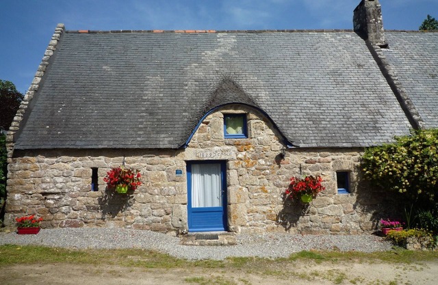 Breton longère in Riec/Belon private garden near the sea,