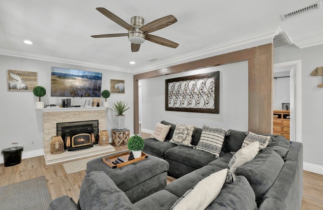 Brewer Escape ~ Modern, newly renovated escape with mountain views - five minutes to town