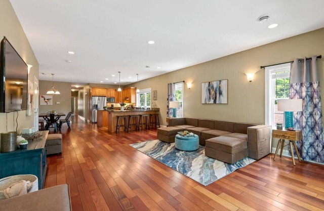 Brewers Hill Belle 2 bed, 2 bath, & balcony