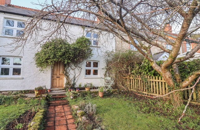 BRIAR ORCHARD ANNEX, romantic, character holiday cottage in Winsham