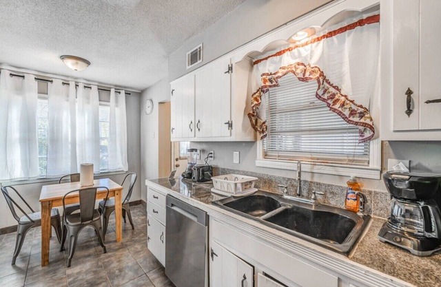 Brick Bungalow - Mins from Parks