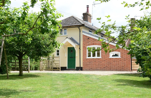BRICK COTTAGE, KETTLEBASTON, pet friendly in Bildeston