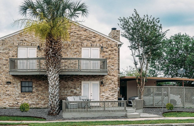 🌴Brick Townhouse/Across HEB/Palm Tree Paradise❤️