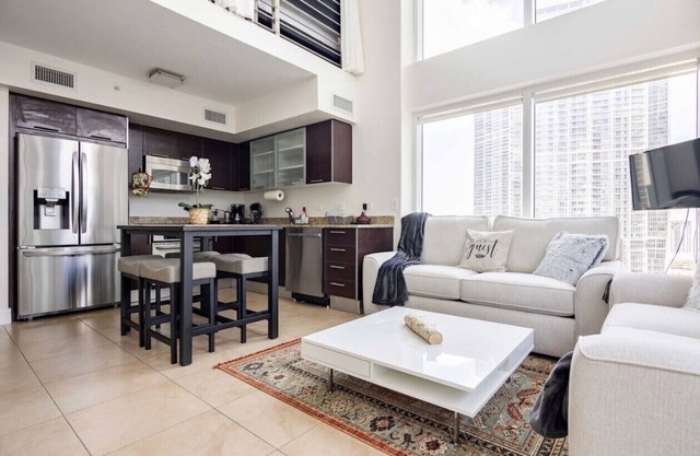 Brickell River LOFT/parking & 12 min to South Beach