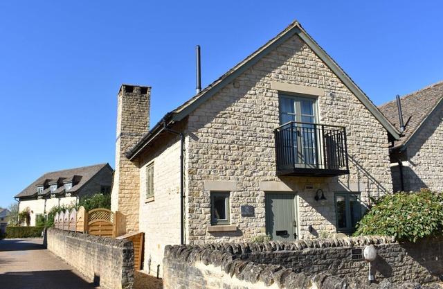 BRIDGE HOUSE, pet friendly, with pool in Cotswold Water Park