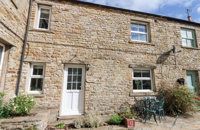 BRIDGE HOUSE, pet friendly, with a garden in Hawes