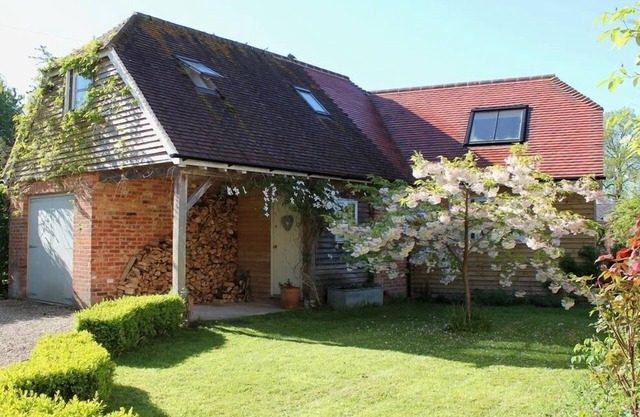 BRIDGE STUDIO, pet friendly, with open fire in Broad Chalke