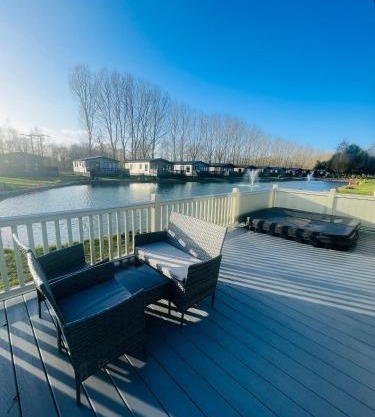 Bridgewater Lodge with Hot Tub