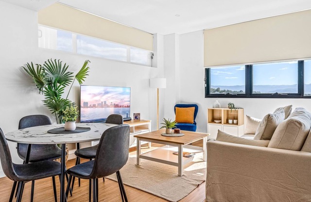 Bright & Breezy Lakeview Retreat in Shellharbour