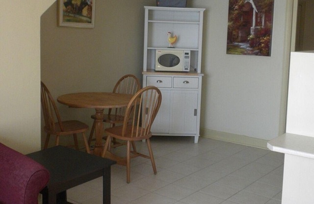 Bright 1 BDM Apt near airport/restaurants/transit + hideabed/freestreet parking
