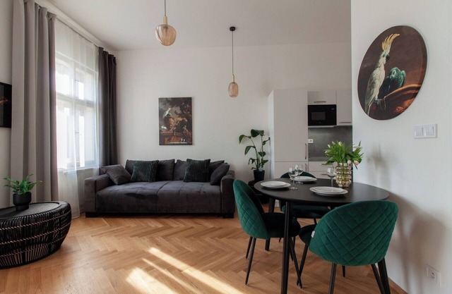 Bright 1 BDR flat near the centre