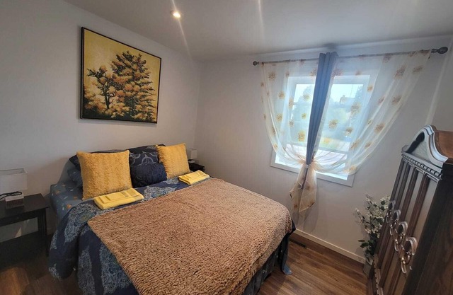 Bright 1 bedroom apartment close to highway, wifi, netflix, prime, free parking