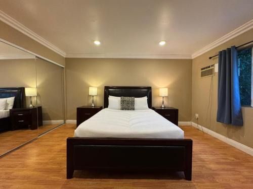 Bright 1 bedroom Apt 5 min to Rodeo Drive with parking in a great area