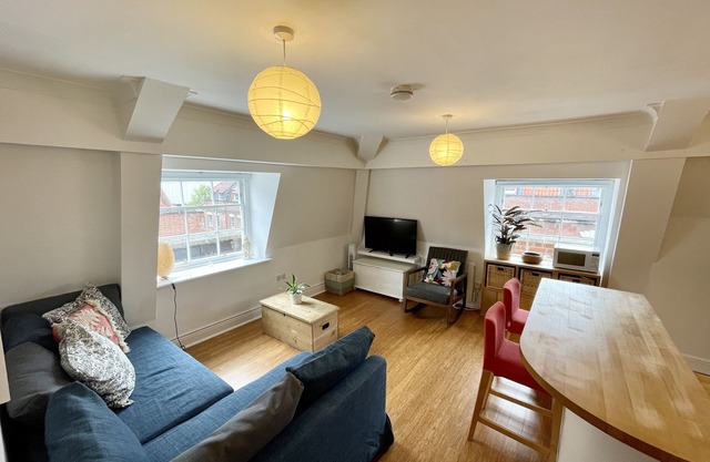 Bright 1 double bed apartment near Cabot Circus