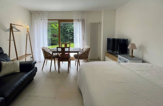 Bright 2.5-room apartment on the Riviera, terrace and garden
