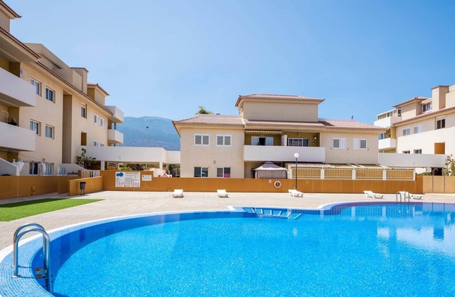 Bright 2-bedroom apartment with pool and terrace