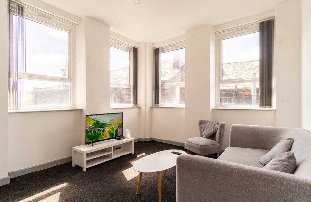 Bright 2 Bed Apartment in Central Blackburn