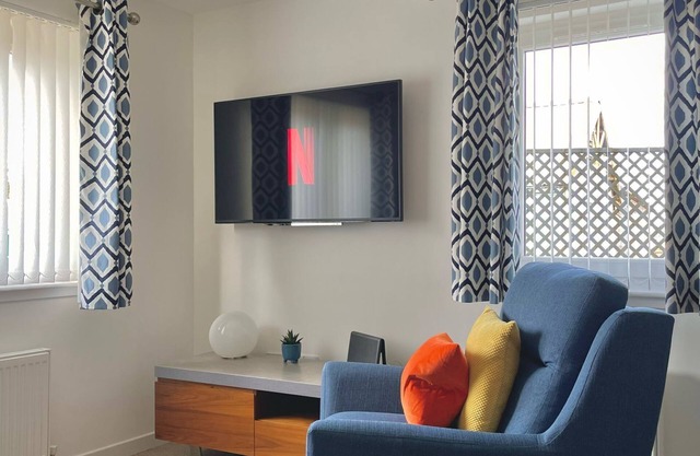Bright 2-bedroom apartment with parking in Montrose
