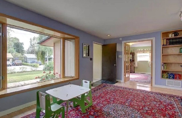 Bright 2-Bedroom Home 5 min to Airport, Walk/Ski to Inlet, Parks & Coastal Trail
