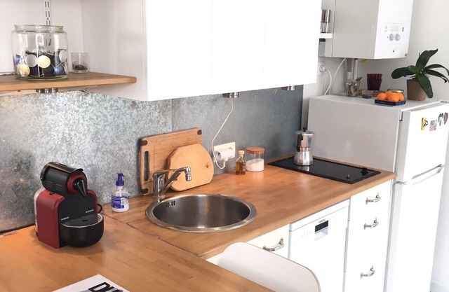 BRIGHT 2 ROOM APARTMENT 4 minutes from PARC MONCEAU. Top floor.