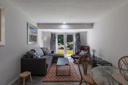 Bright 2BD Maisonette Near Gatwick Airport