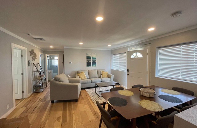 Bright 3 bedroom, 2 bath home; game room w/arcade machines - basketball machine