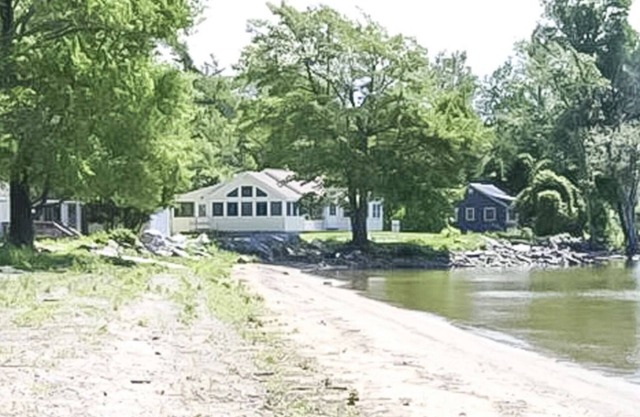 Bright 3 Bedroom Lake Cottage with dock!
