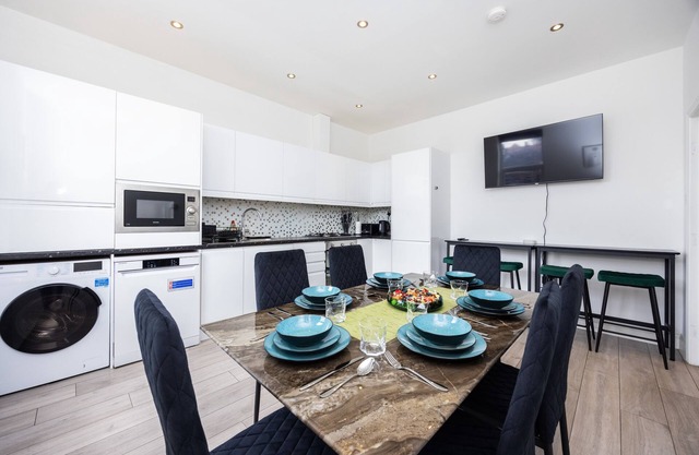 Bright 3BR Flat | Walk to Westfield & Tube
