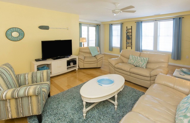 Bright 3rd-floor courtyard condo with balcony, pools, gym, & AC