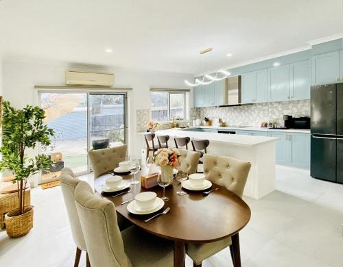 Bright 4BR Townhouse Near Coles, Parks, BBQ, Free Parking l Perfect for Families Groups
