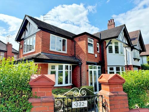 Bright 5 Bedroom House in Didsbury, Manchester