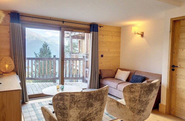 Bright apartment with pool table, spa, and valley view