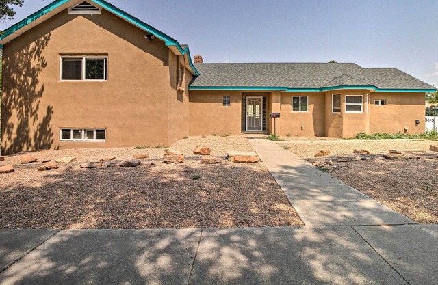Bright ABQ Villa with Fire Pit - 3 Mi to Airport!