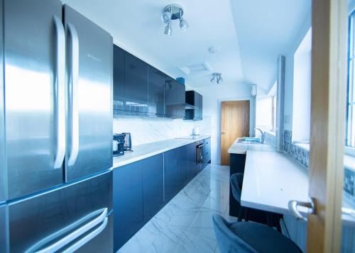 Bright & Airy 4x Bed House with Parking