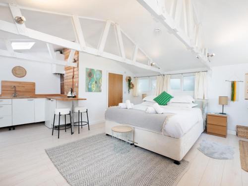 Bright & Airy Countryside Cabin Near Oxford, Perfect Getaway with Scenic Views