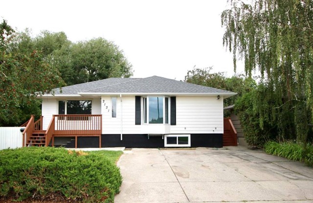 Bright and Beautiful Southside Basement Suite - walking distance to hospital and