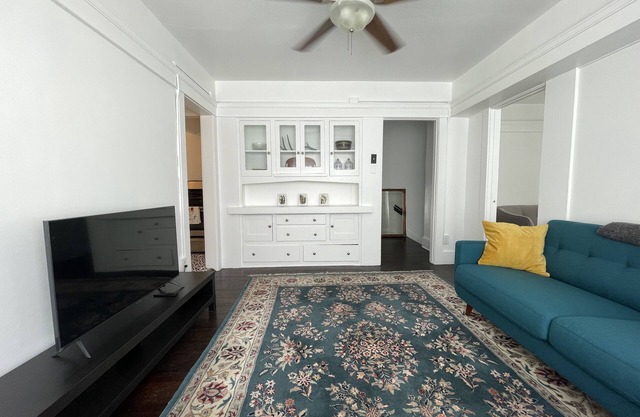 Bright and Charming Upper 2 bedroom near happening Pine Ave, Long Beach!