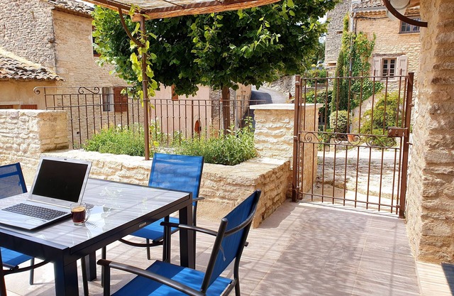 Bright and functional village house in the Luberon, in Goult