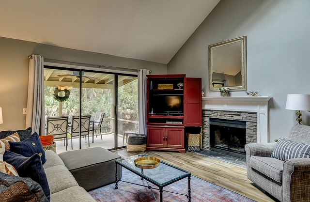 Bright and inviting condo w/shared pools & tennis courts - near the beach