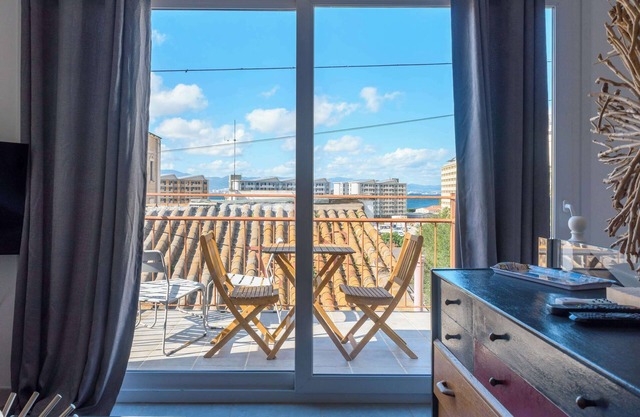 Bright and Lovely 1BR Penthouse in King Street
