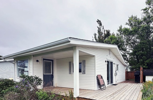 Bright and peaceful cottage - short walk from the beach!