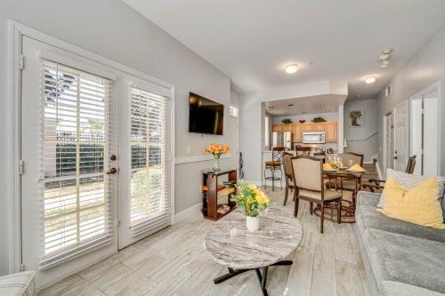 Bright and Roomy Kissimmee Townhome 9 Mi to Disney!