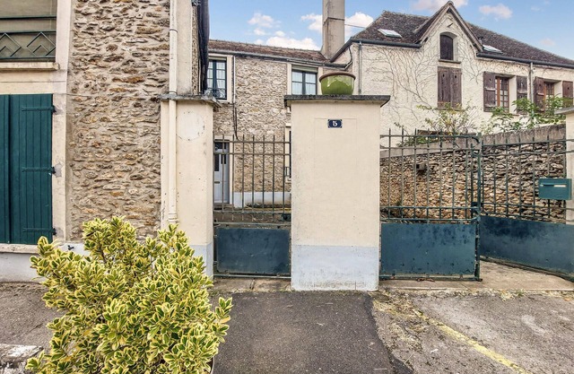 Bright and small house for your relaxing vacation in Champeaux.